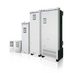 Instalamos convertidores para modular la energía de los motores de tus máquinas en Madrid.
Los variadores son convertidores de energía encargados de modular la energía que recibe el motor. Podríamos definirlos también como dispositivos que permiten variar la velocidad y la acopla de los motores asíncronos trifásicos, convirtiendo las magnitudes fijas de frecuencia y tensión de red en magnitudes variables.
Se utilizan estos equipos cuando las necesidades de la aplicación sean:

Dominio de par y la velocidad.
Regulación sin golpes mecánicos.
Movimientos complejos.
Mecánica delicada.
Ahorro de energía.

El control de los motores eléctricos mediante conjuntos de conmutación "todo o nada" es una solución bien adaptada para el accionamiento de una amplia gama de máquinas. No obstante, conlleva limitaciones que pueden resultar incomodas en ciertas aplicaciones.